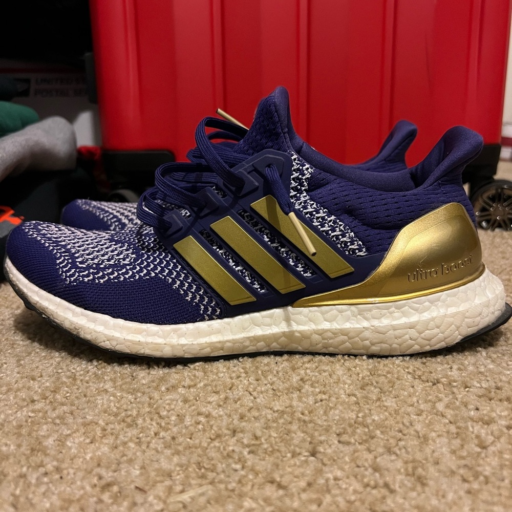 Men’s Adidas UltraBoost UW Huskies Purple/Gold Size 8. - Picture 5 of 13